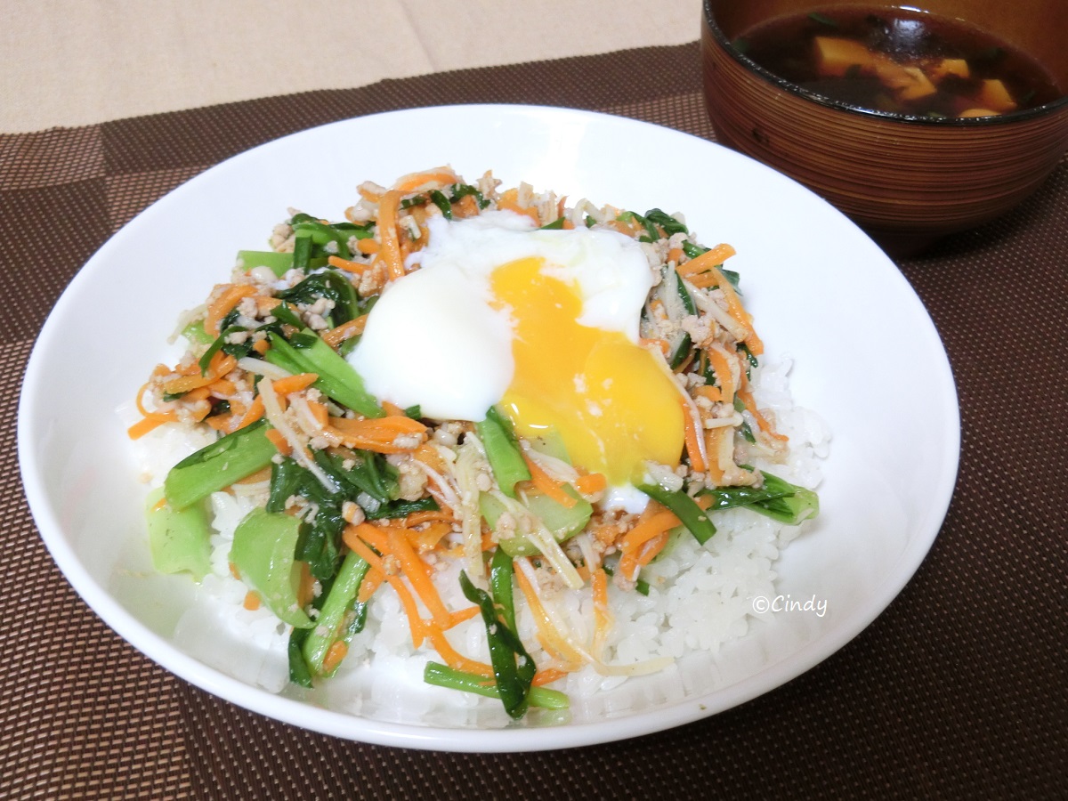[盛り付け例]ジューシーそぼろと野菜のビビンバ・小ねぎとのり、豆腐の韓国風スープ